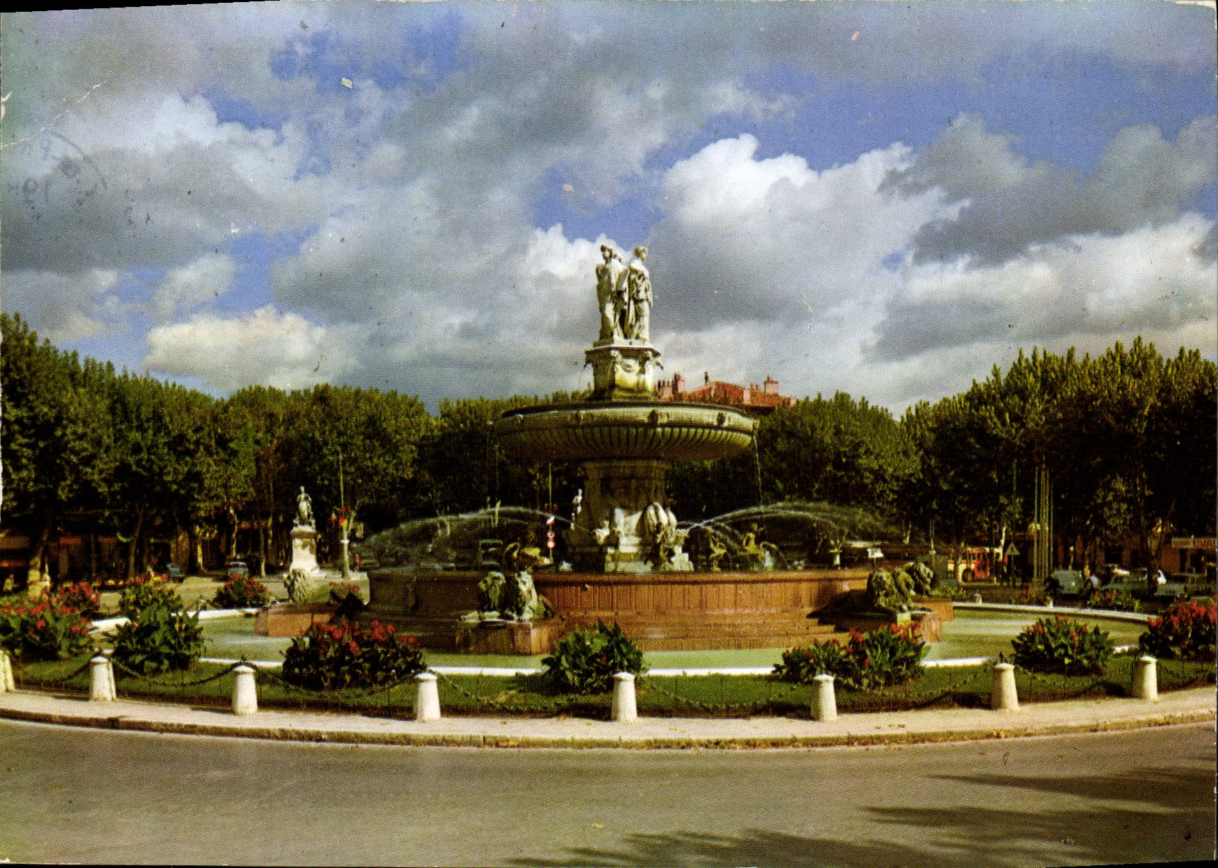 CPM Aix en Provence Grande Fontaine sur la Rotonde