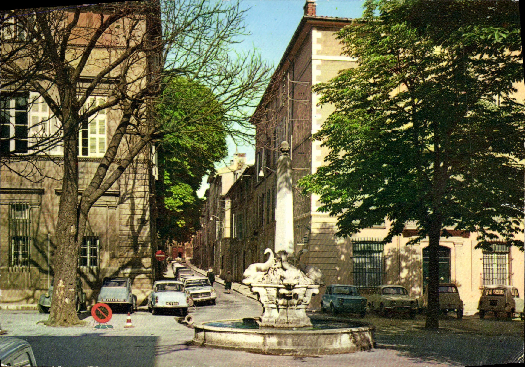 CPM Aix en Provence Fontaine des Quatre Dauphins