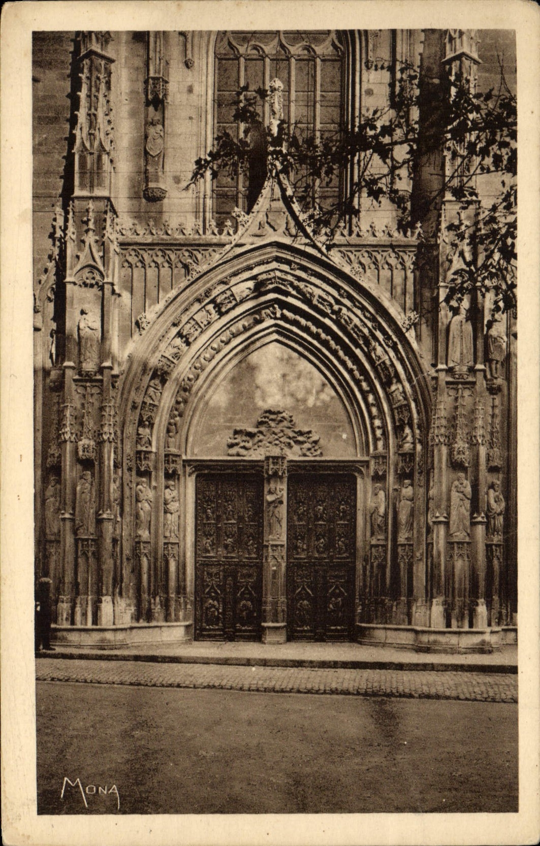 CPA Aix en Provence Vantaux Sculptes du portail de la cathedrale Saint Sauveur