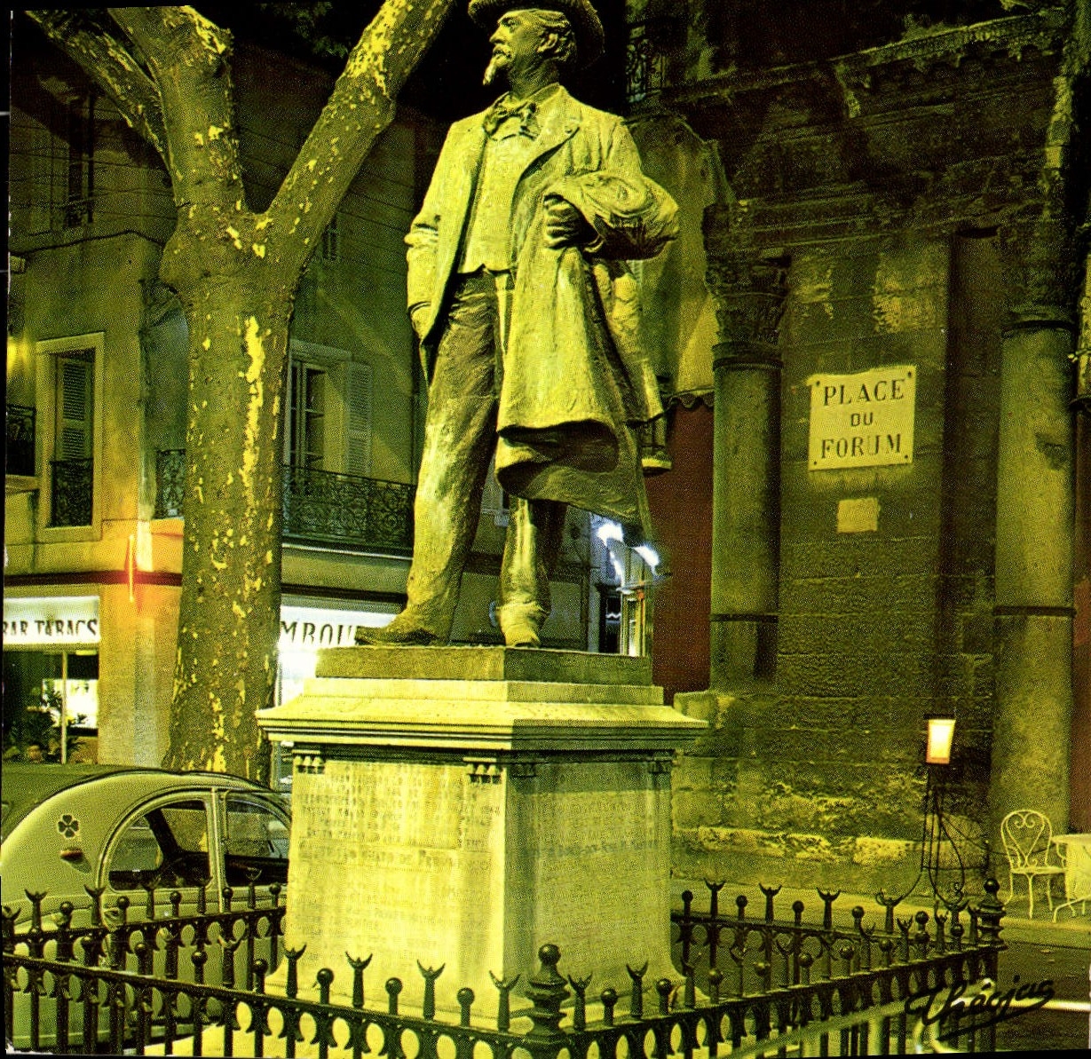 MODERN CARD Arles Places of Fornm the Statue of Mistral By Th River