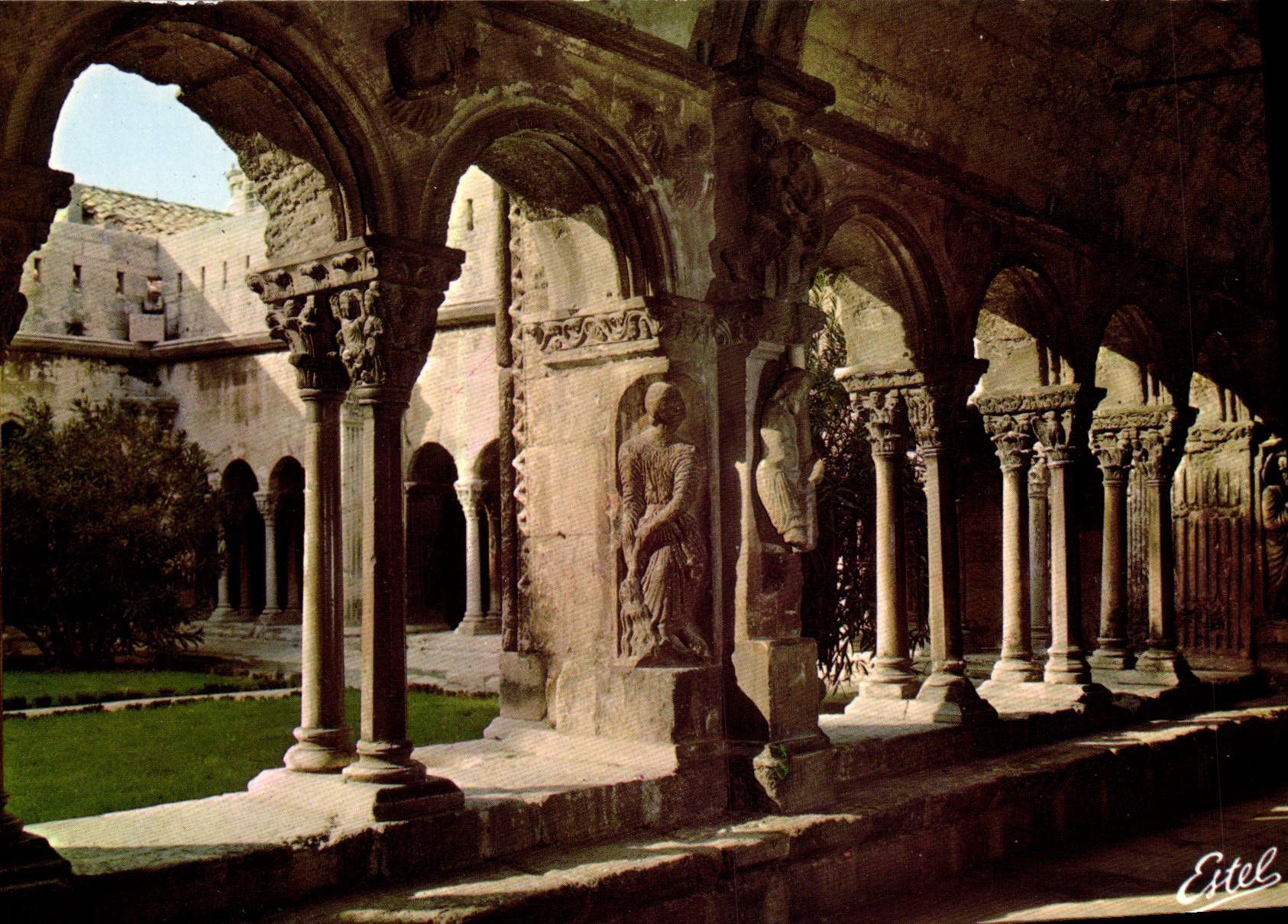 CPM Arles Galerie romane du cloitre Saint Trophime 