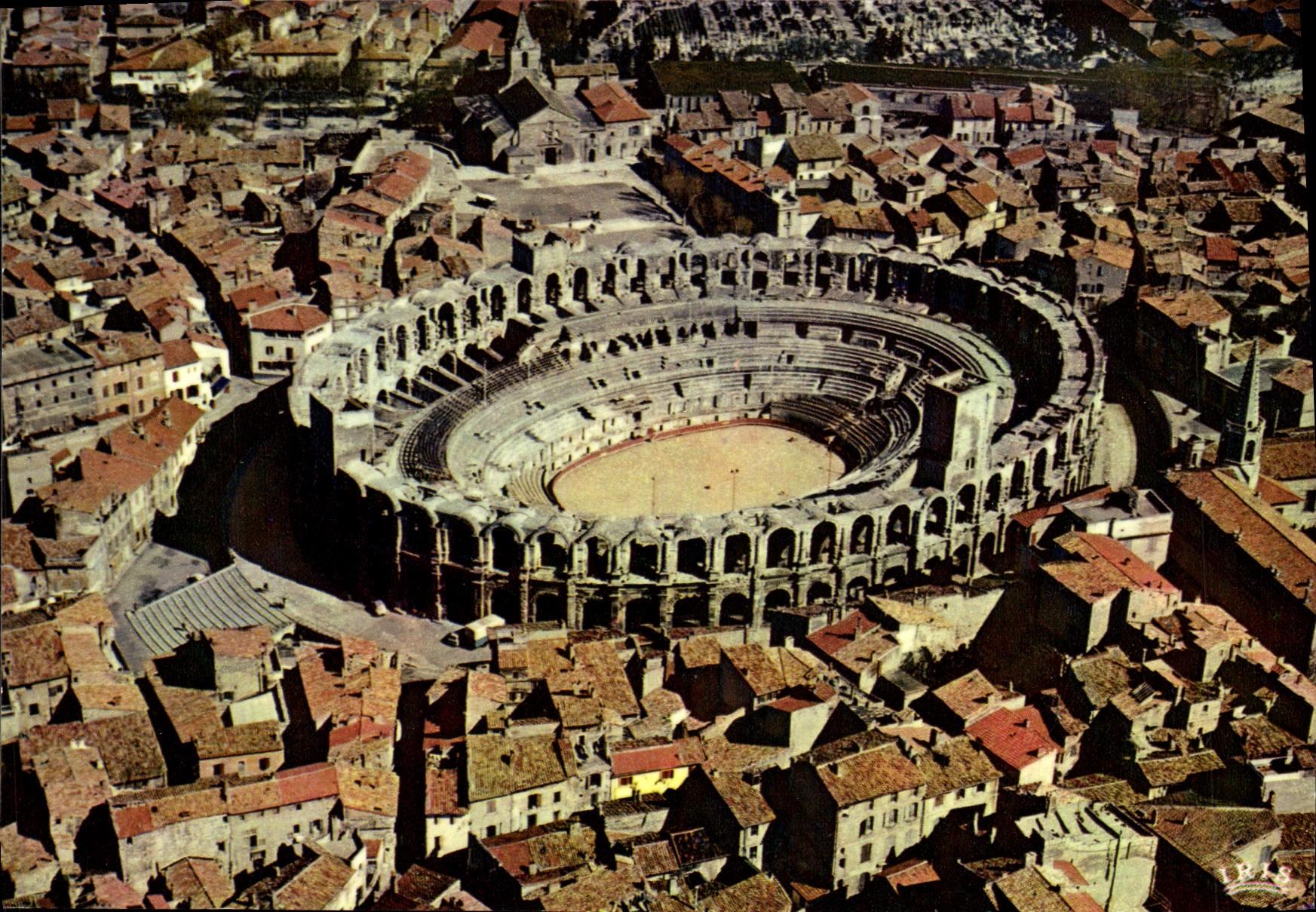 CPM Arles Vue Aerienne Des Arenes