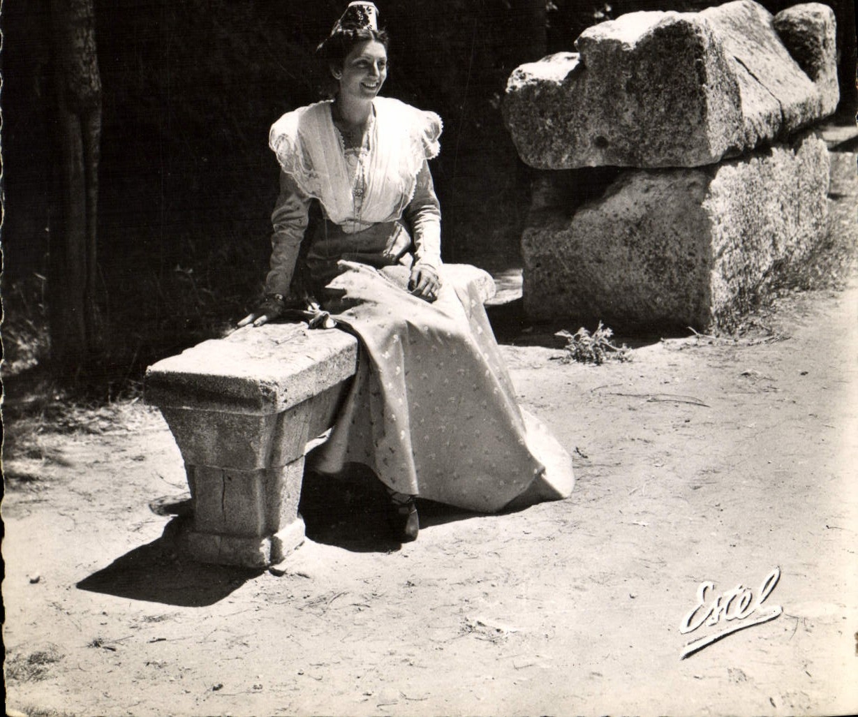 MODERN CARD Arles Arlesienne In Alyscamps Folklore Woman