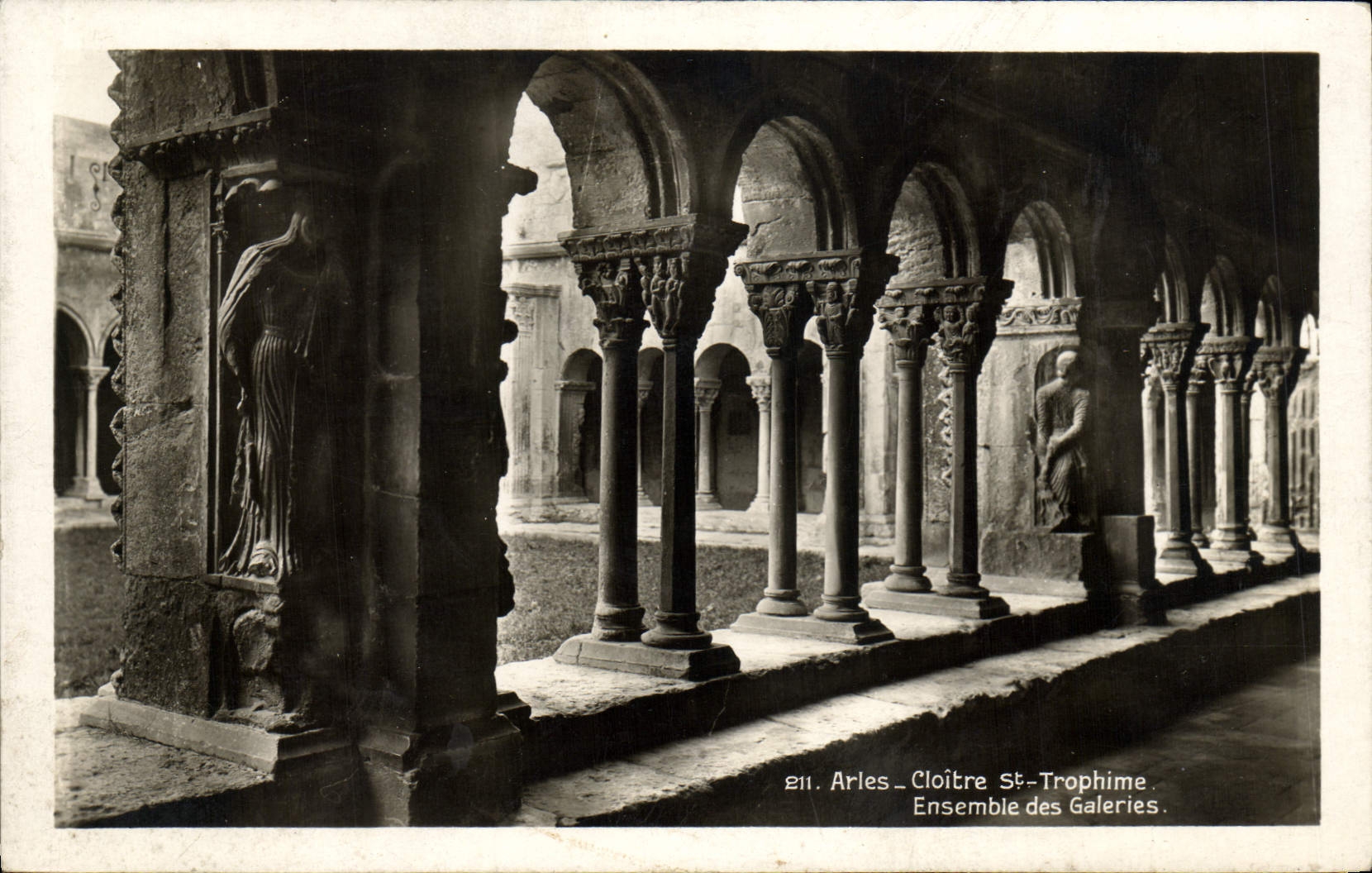 VINTAGE POSTCARD Arles Cloister St Trophime Together of the galleries