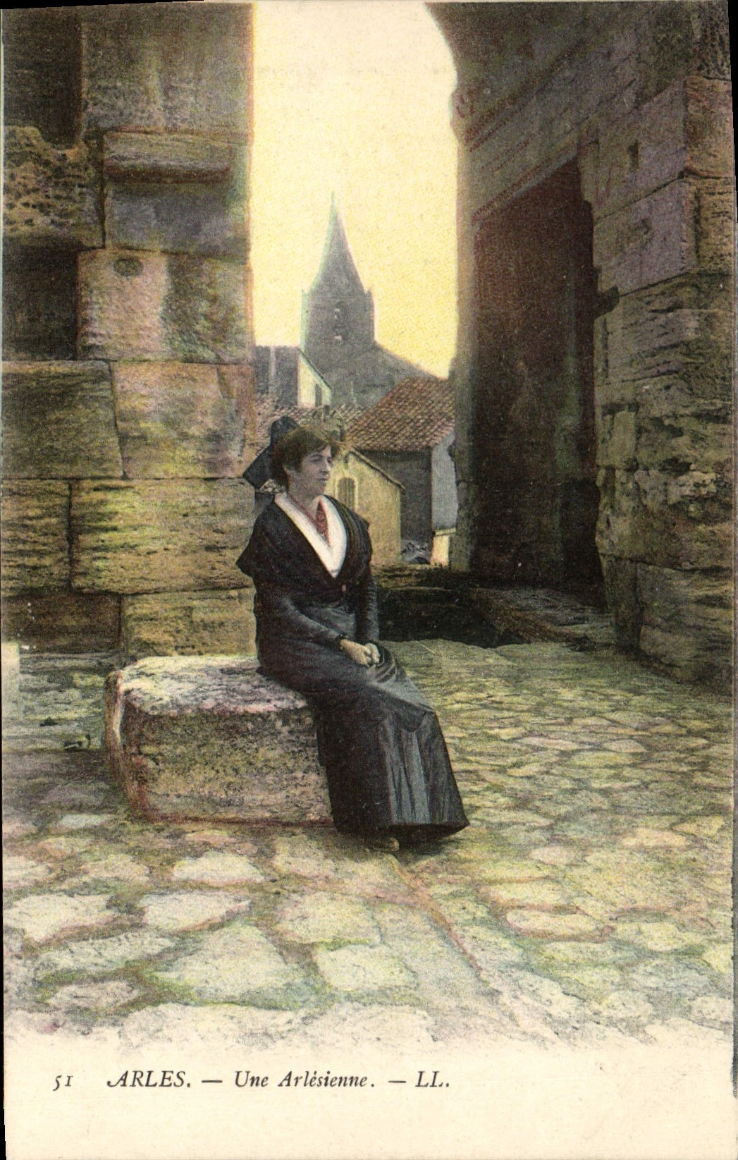 VINTAGE POSTCARD Arles Arlesienne Woman Folklore