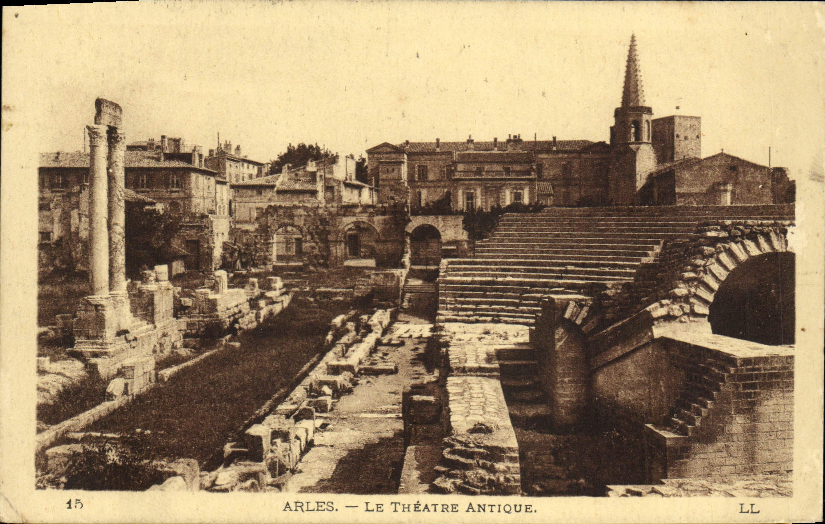 CPA Arles Le Theatre Antique
