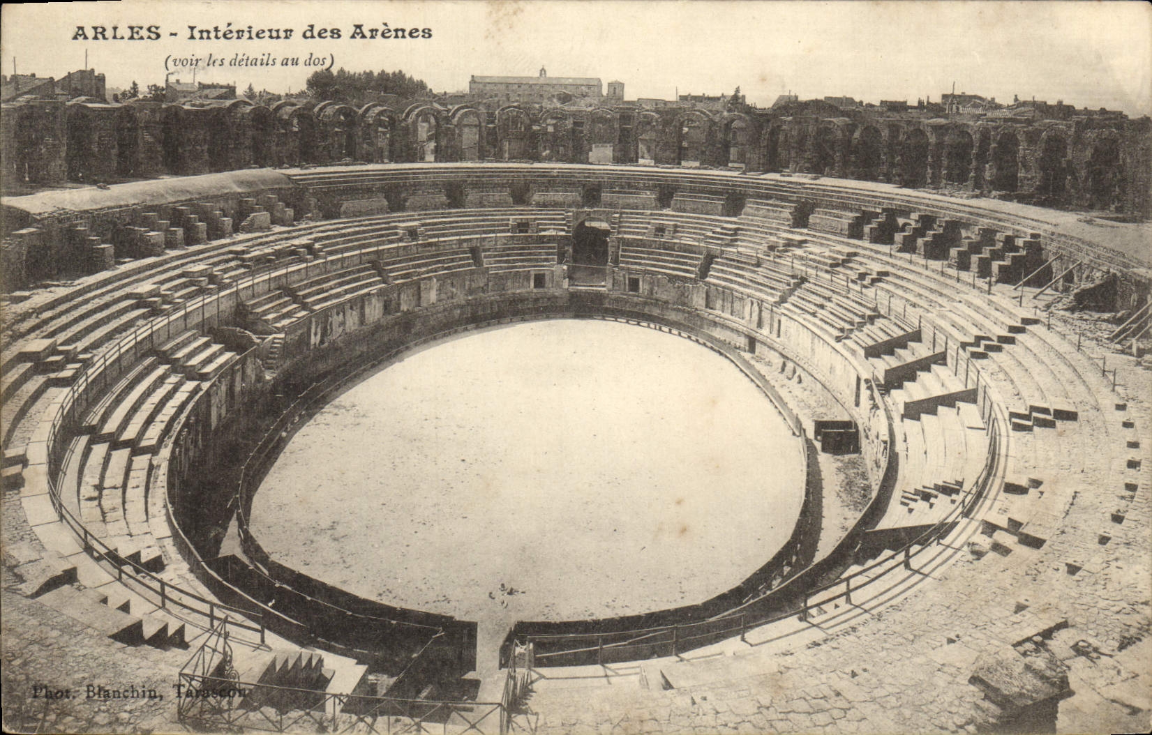 CPA Arles Interieur des Arenes