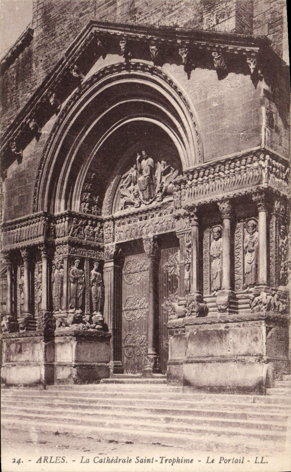 CPA Arles La Cathedrale Saint Trophime Le Portail