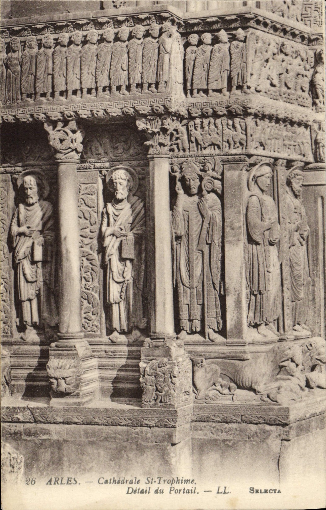 CPA Arles La Cathedrale Saint Trophime Detail du Portail