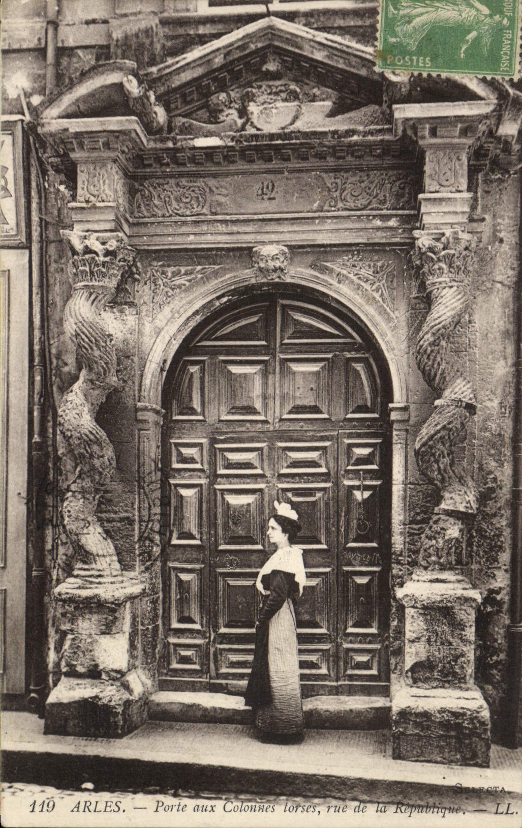CPA Arles Porte dux Colonnes Torses Rue De La Republique Femme Folklore