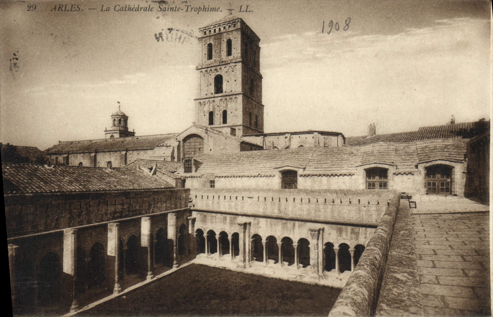 CPA Arles La cathedrale Sainte Trophime 