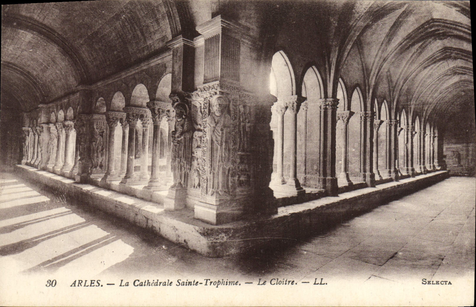 CPA Arles La Cathedrale Sainte Trophime Le cloitre