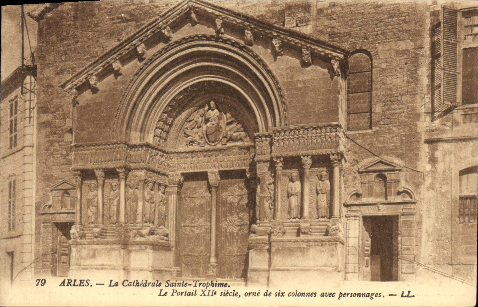 POSTAL Arles de la VENDIMIA la catedral Sainte Trophime que la puerta adorna de seis columnas con los carácteres