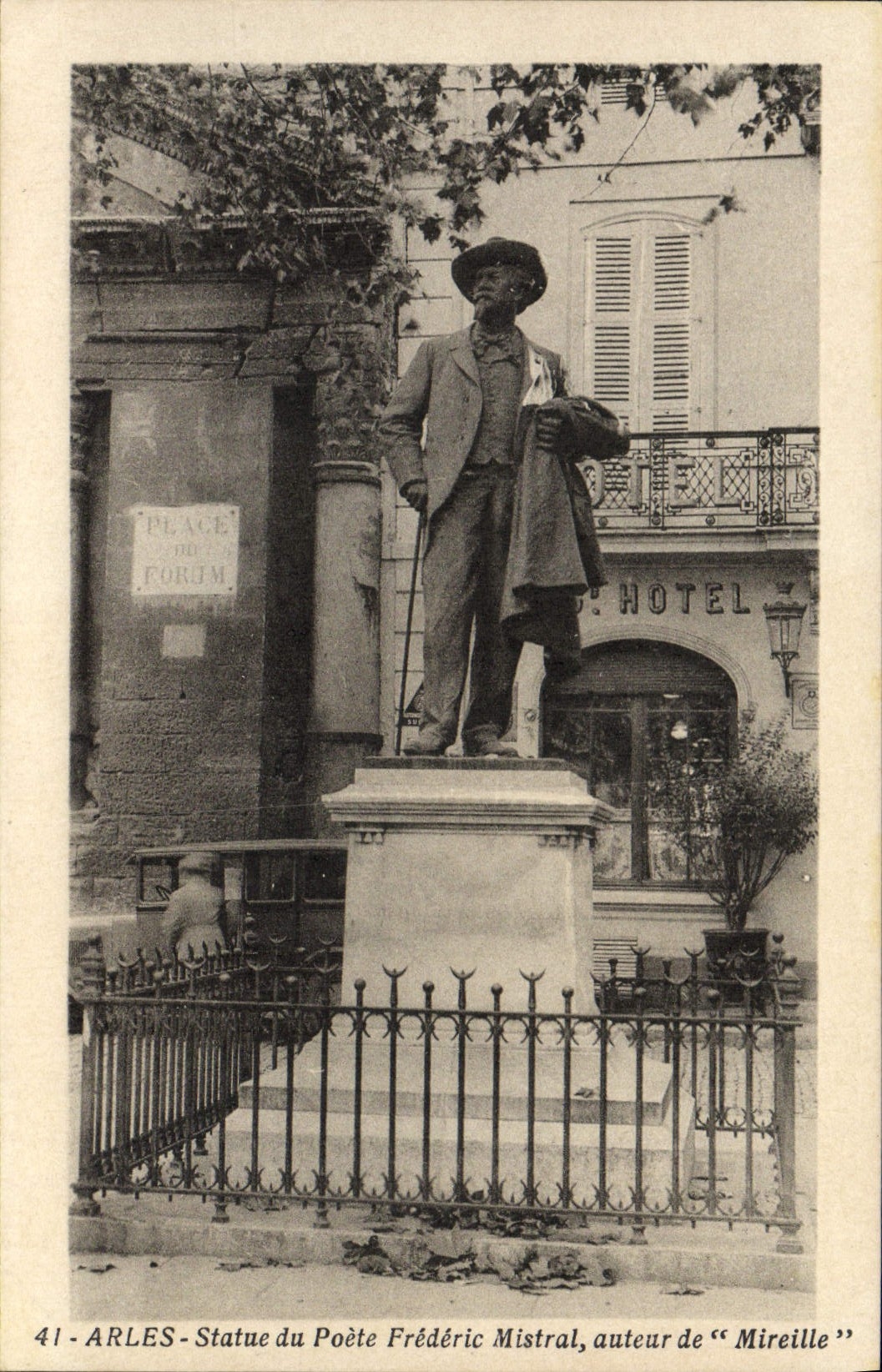 CPA Arles Statue du Poete Frederic Mistral Auteur de Mireille