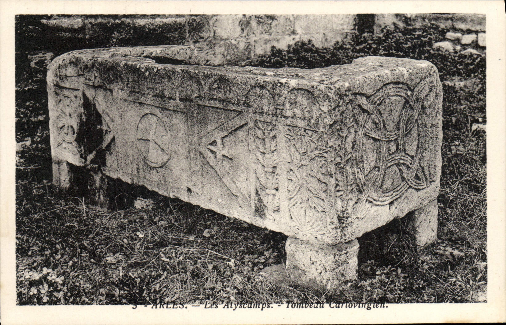 VINTAGE POSTCARD Arles Alyscamps Carolingian Tomb
