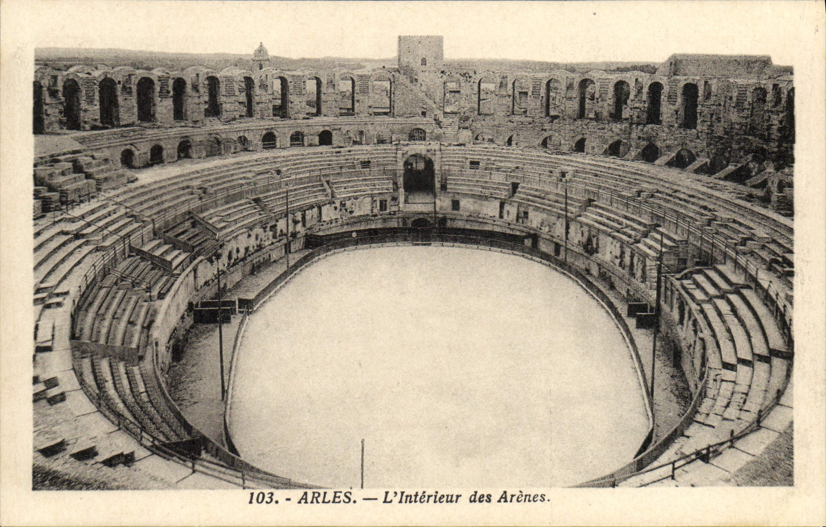 CPA Arles L'Interieur des Arenes