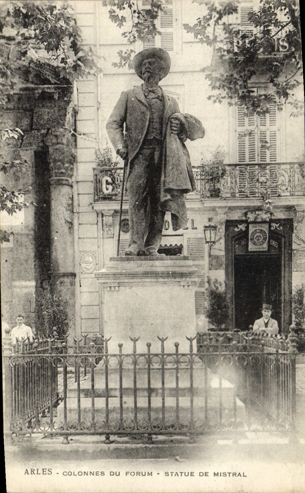 CPA Arles Colonnes Du Forum Statue De Mistral