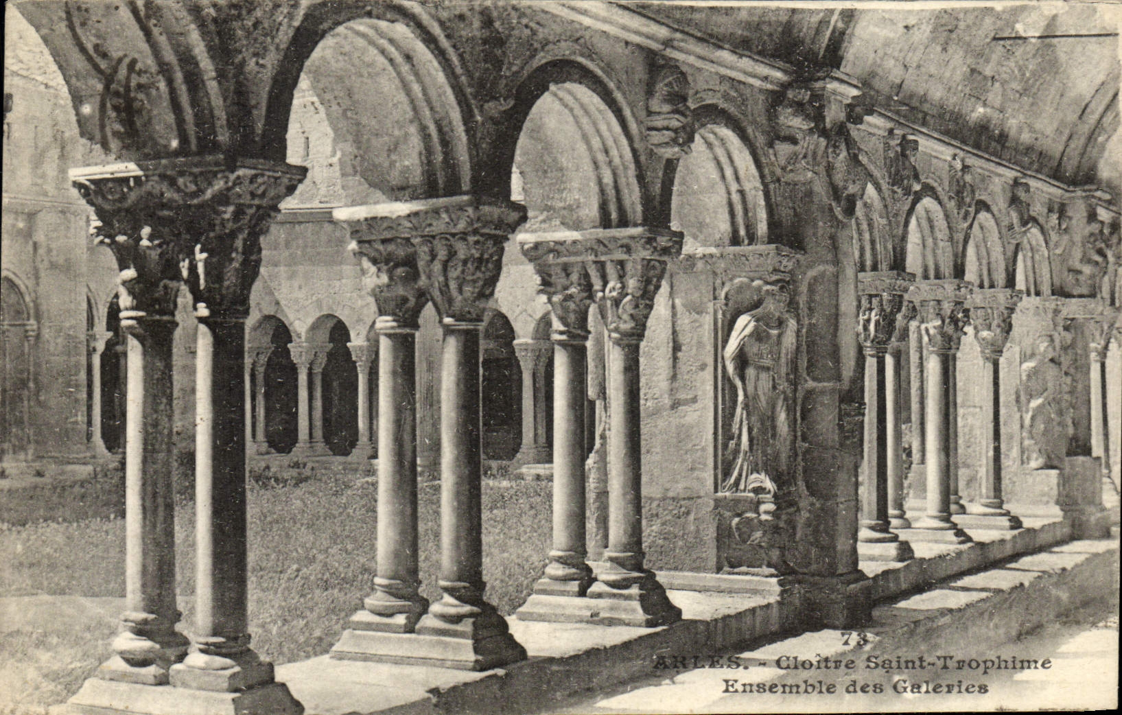 CPA Arles Cloitre Saint Trophime Ensemble des Galeries