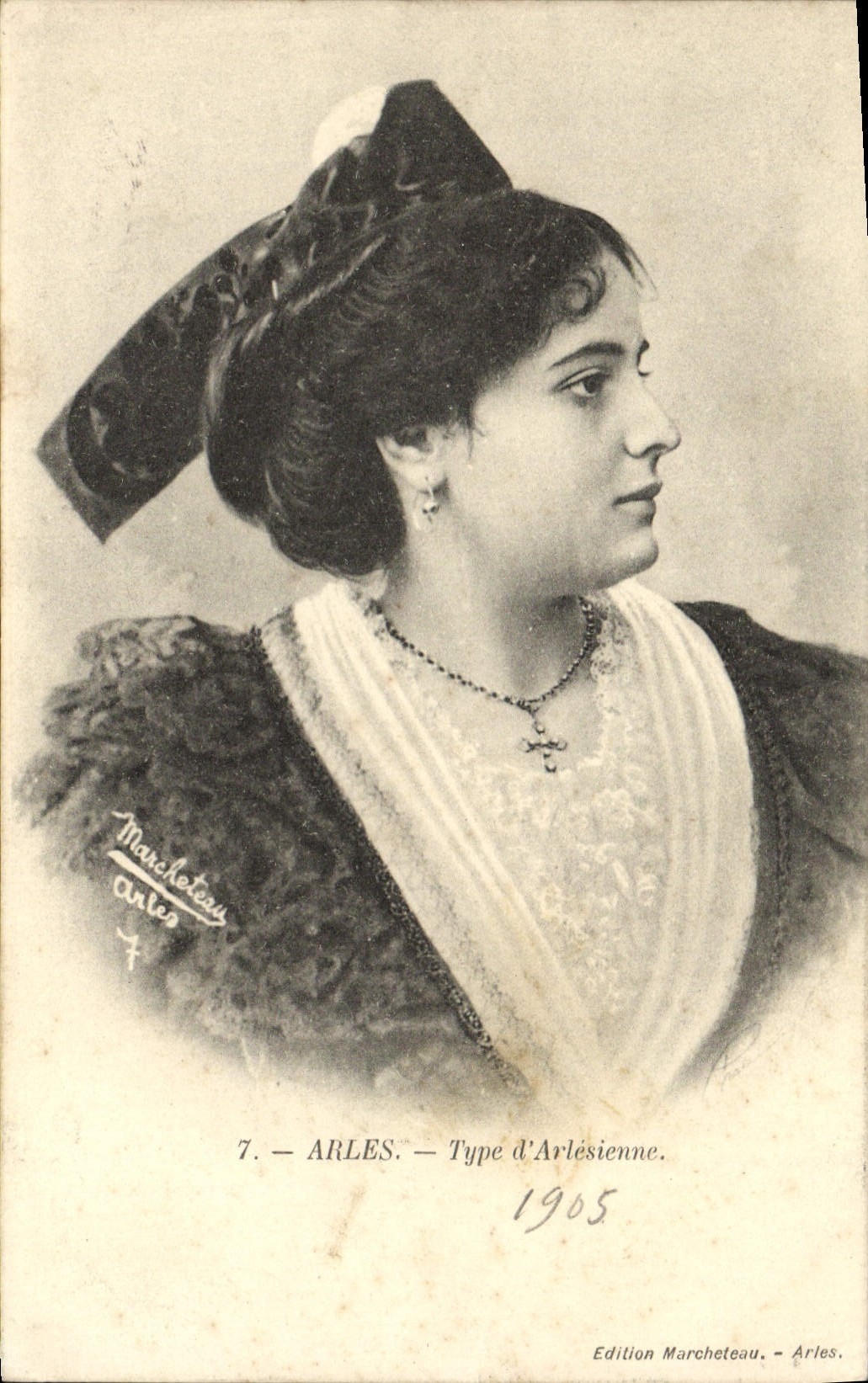 CPA Arles Type d'Arlesienne Femme Folklore 