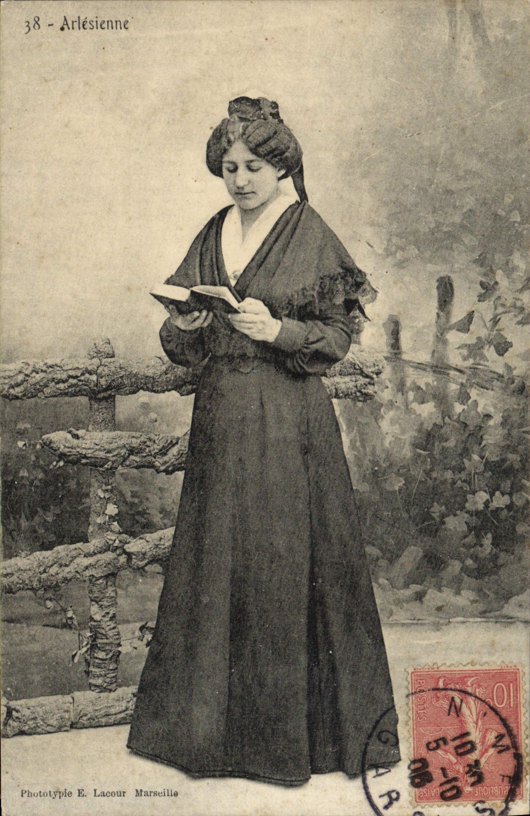 CPA Arles Arlesienne Femme Folklore 
