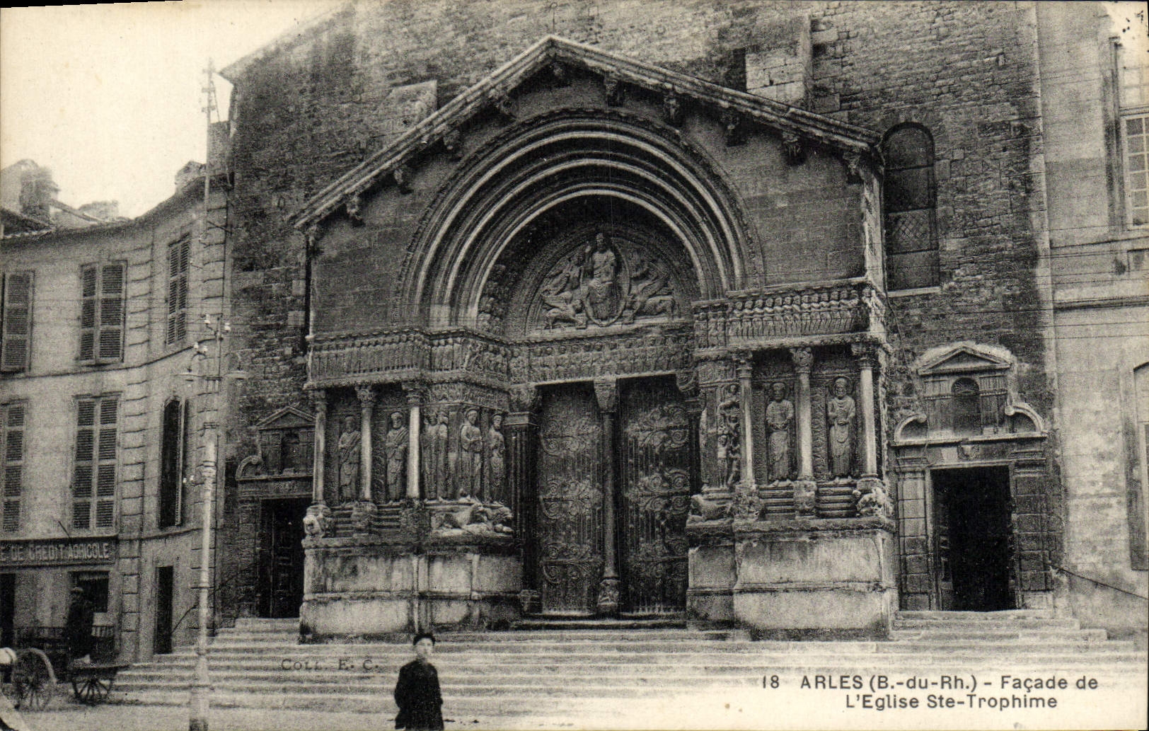 CPA Arles Facade de L'Eglise Ste Trophime