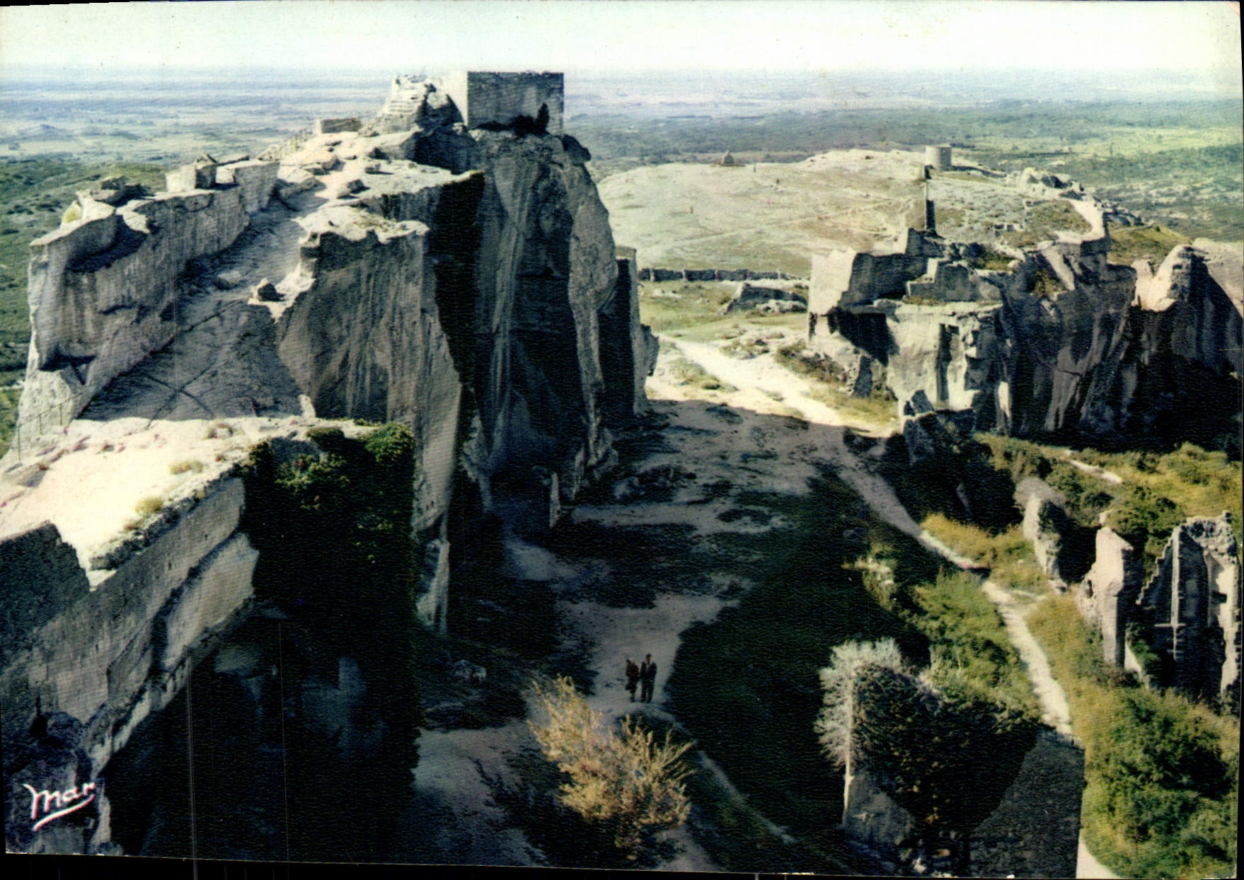 CPM Les Baux en Provence Tour sarrasine du Chateau