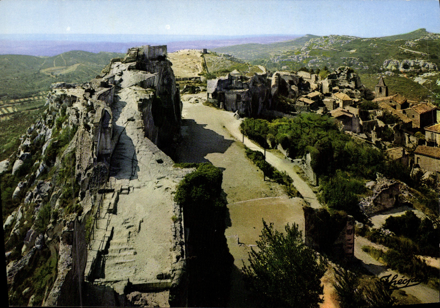 CPM Les Baux en Provence Tour sarrazine Du Chateau