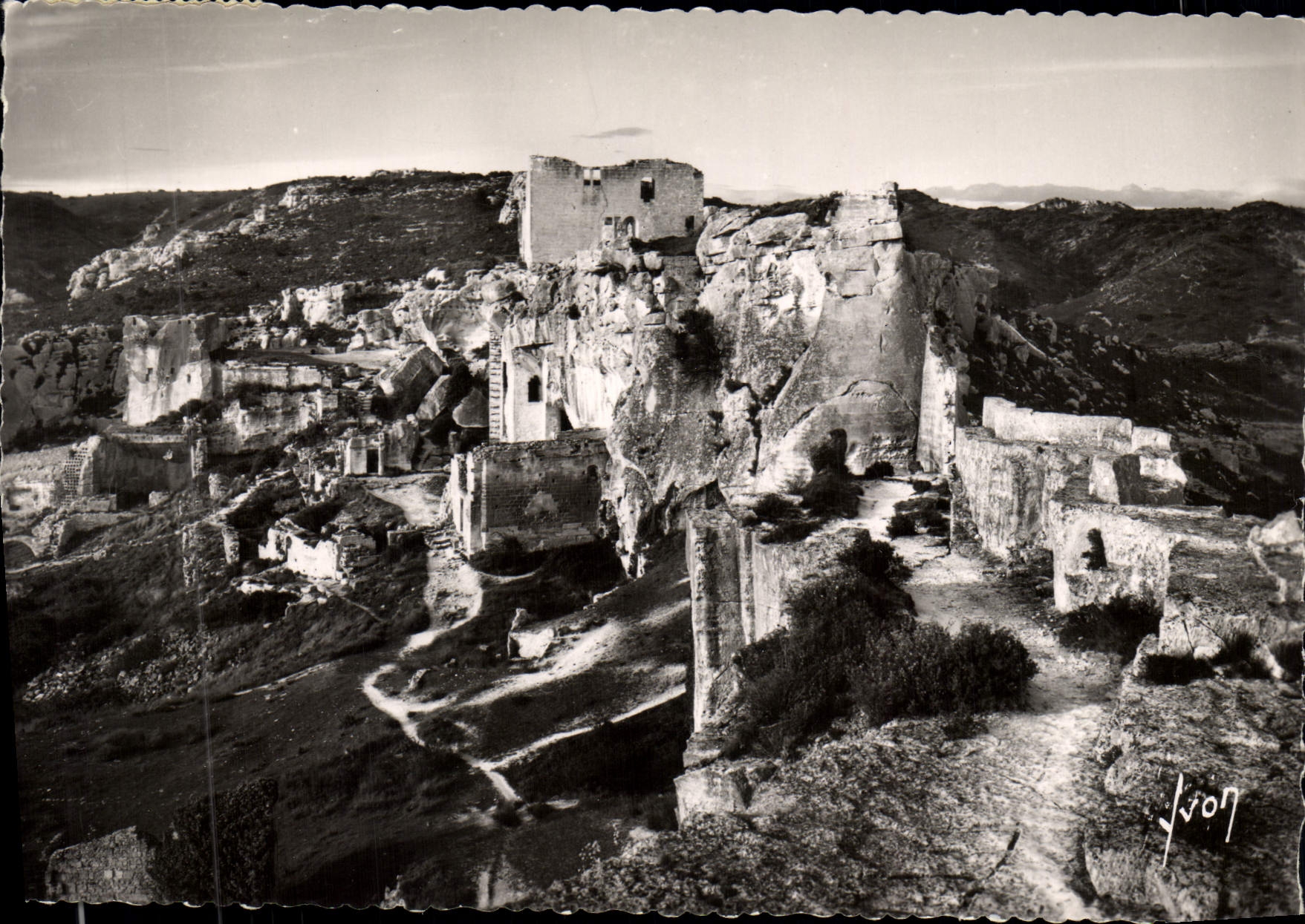 CPM Les Baux Ensemble des ruines de l'ancien hopital Ste Blaise et du chateau feodal
