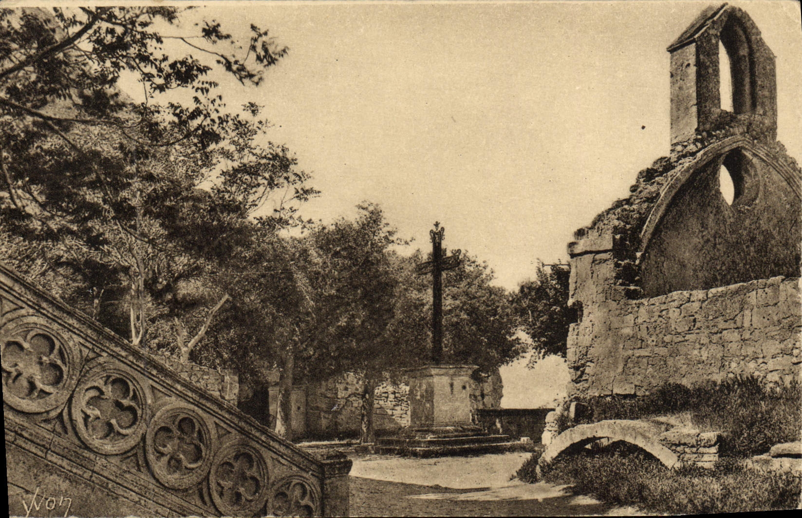 CPA les Baux place de l'eglise et chapelle des penitents