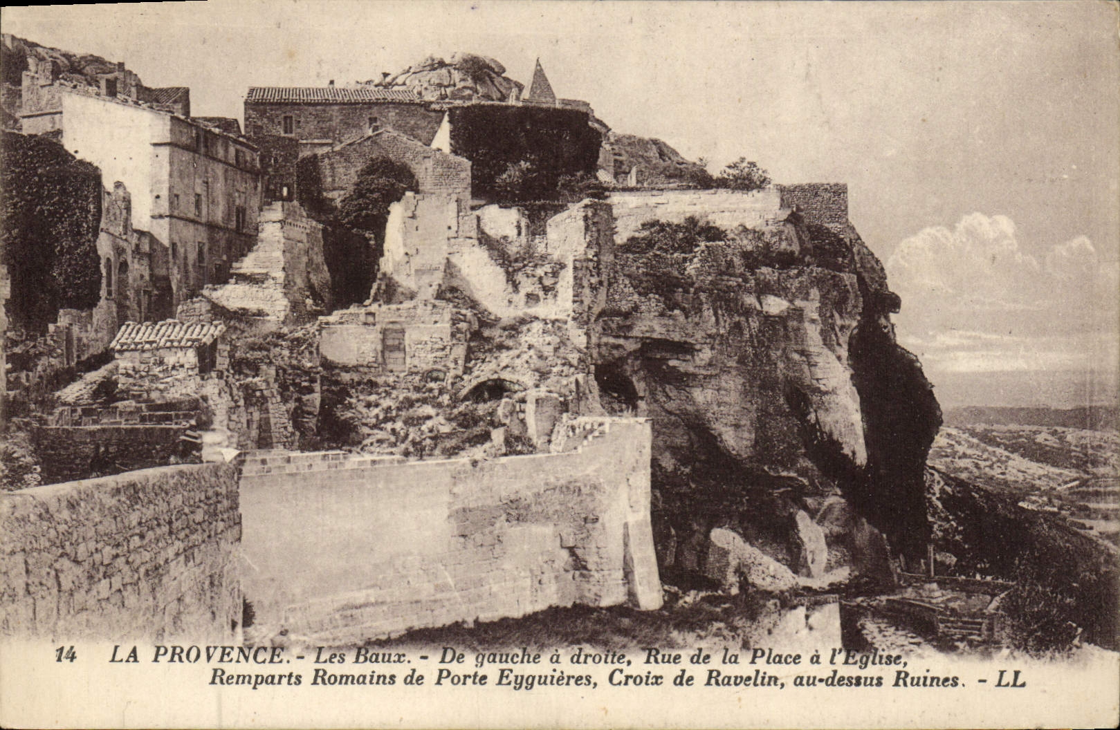 CPA les Baux Rue de la place a l'eglise Remparts romains de porte Eyguieres Croix de Ravelin au dessu ruines 