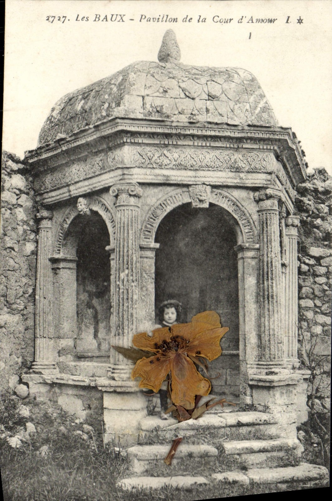 CPA les Baux Pavillon de La Cour d'Amour Enfant Fleur sechee