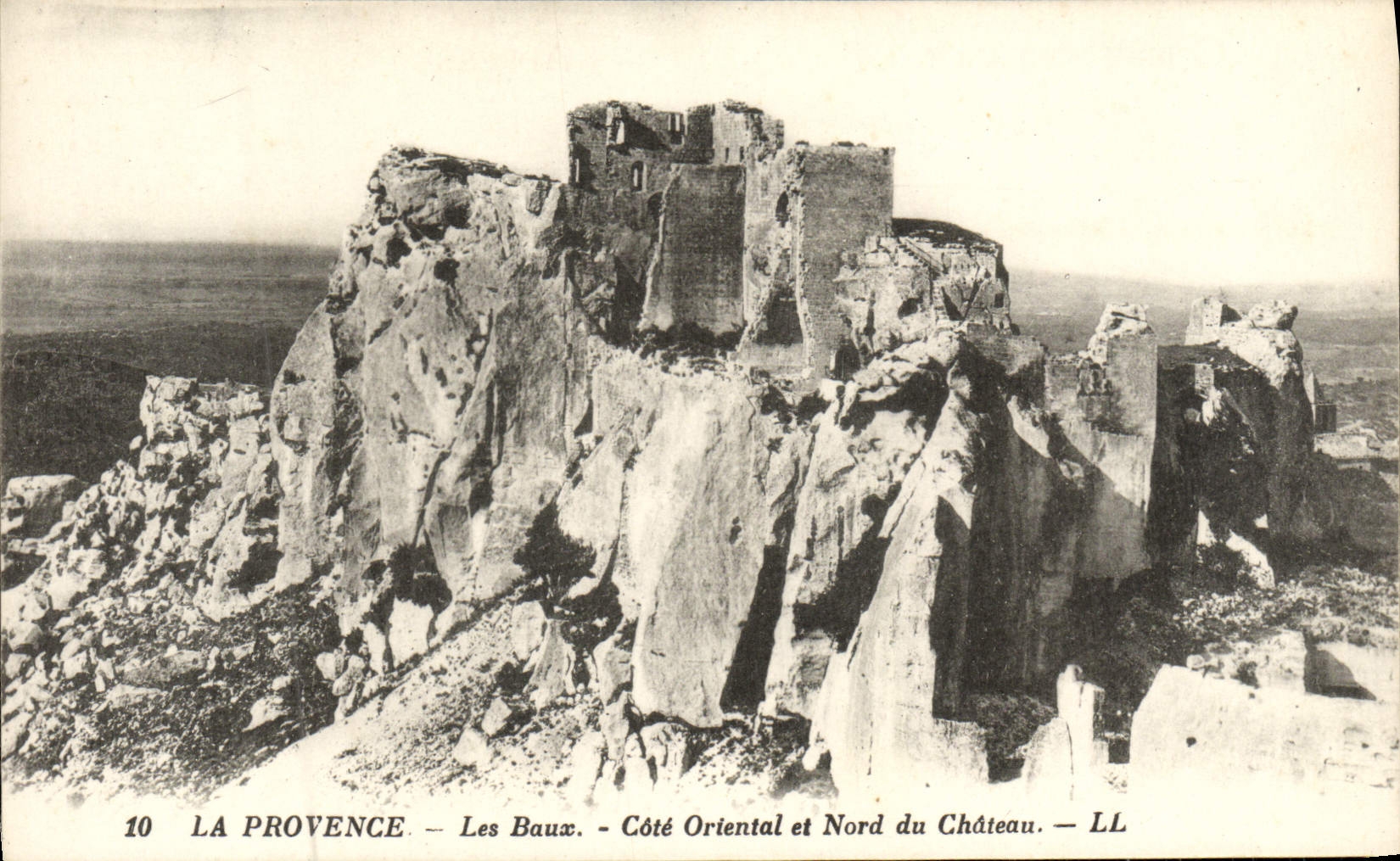 CPA les Baux Cote oriental et nord du chateau