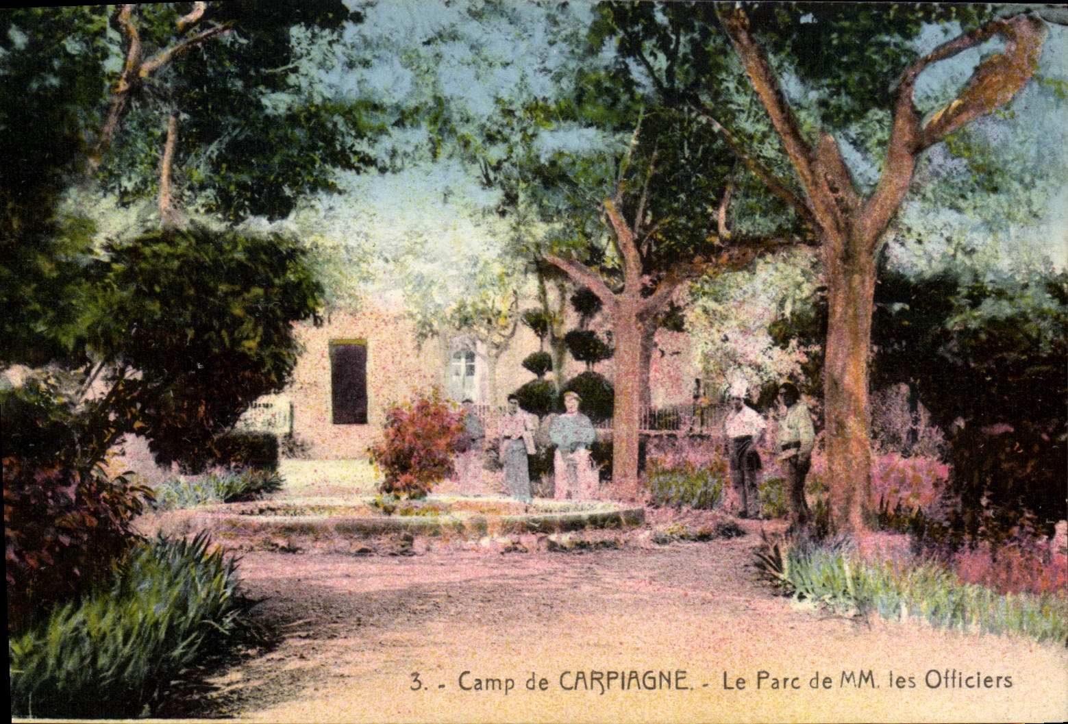 CPA Camp de Carpiagne Le parc de MM les officieres