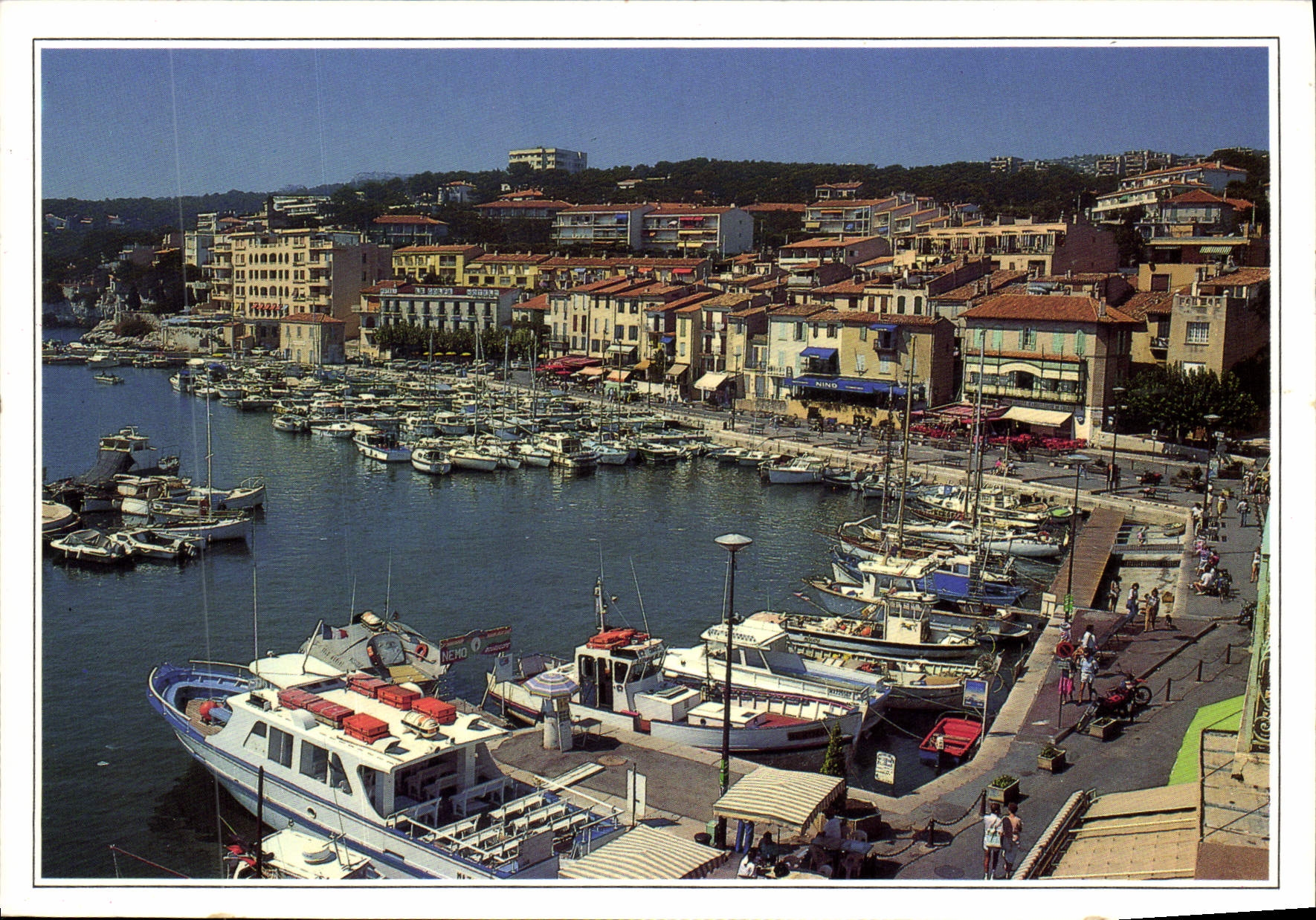 CPM Cassis sur Mer Vue panoramique Bateaux 