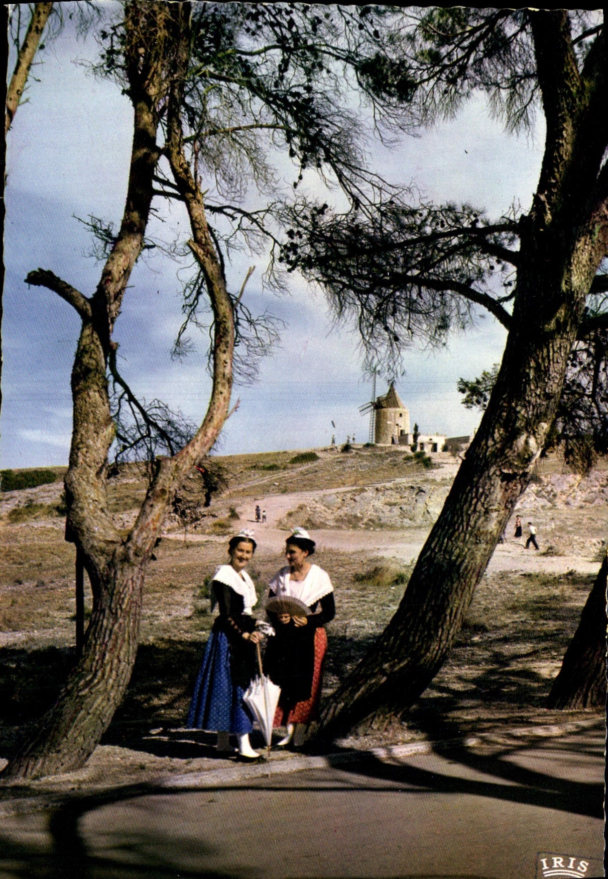 CPM Fontvieille Le Moulin de Daudet Arlesiennes Femmes Folklore Arles