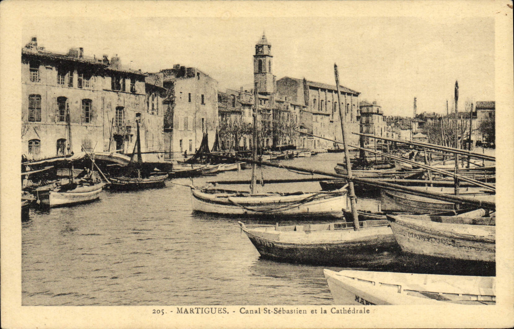 CPA Martigues Canal St Sebastien et la Cathedrale Bateaux