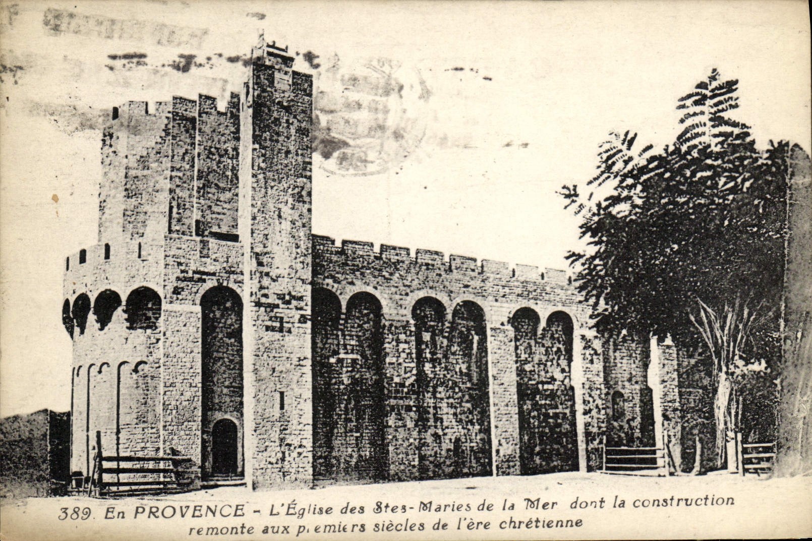 CPA Les Saintes Maries De La Mer En Provence L'Eglise des Stes Maries de la Mer
