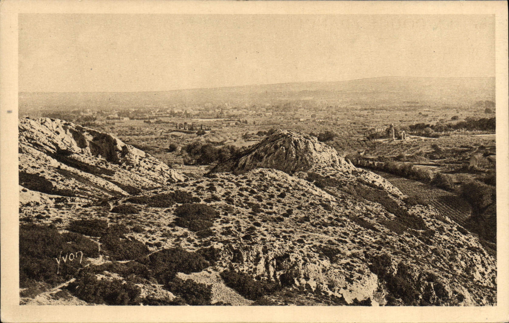 CPA Saint Remy de Provence Le plateau des Antiquites vu des Alpilles