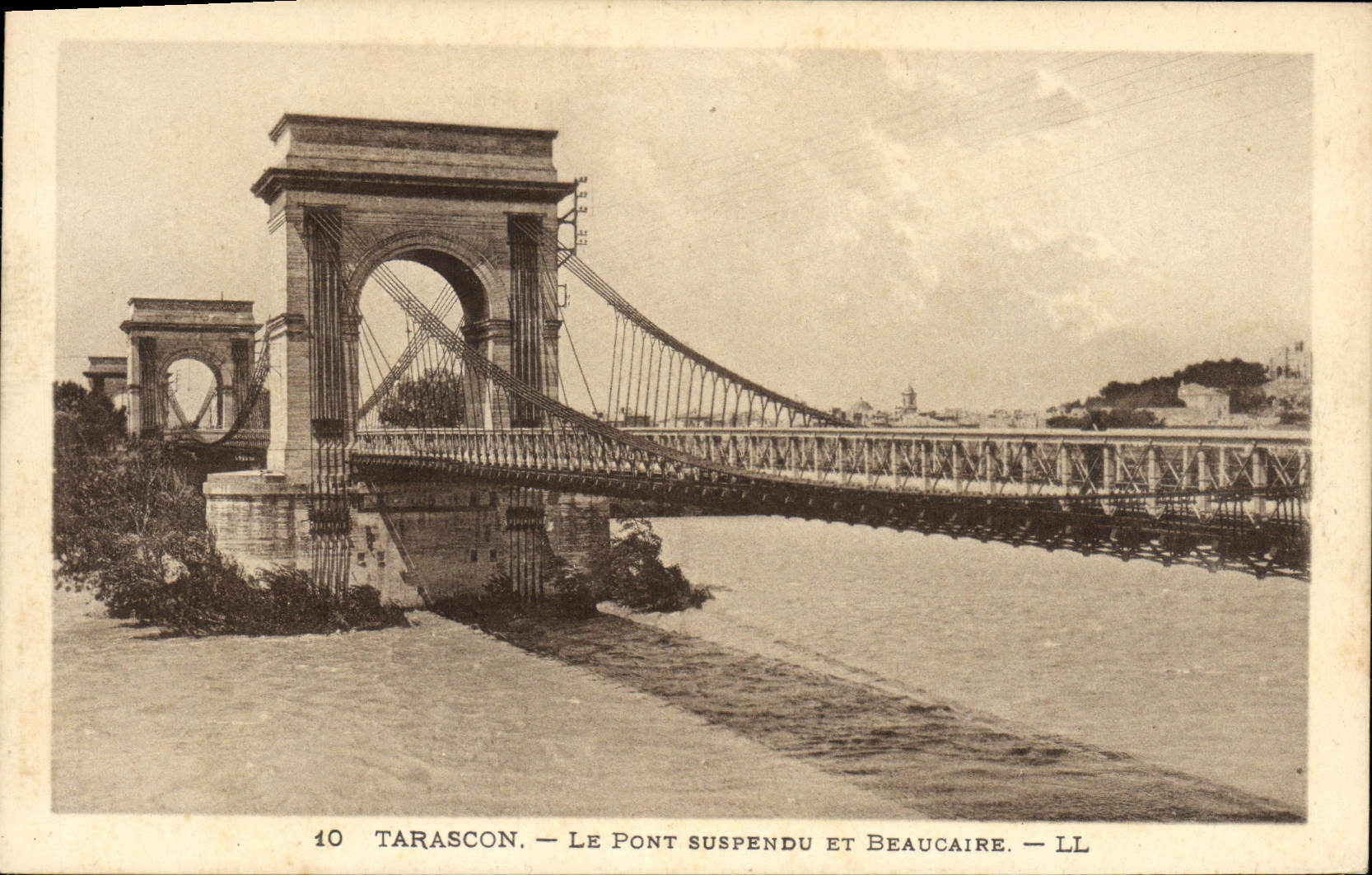 CPA Tarascon Le Pont Suspendu Et Beaucaire