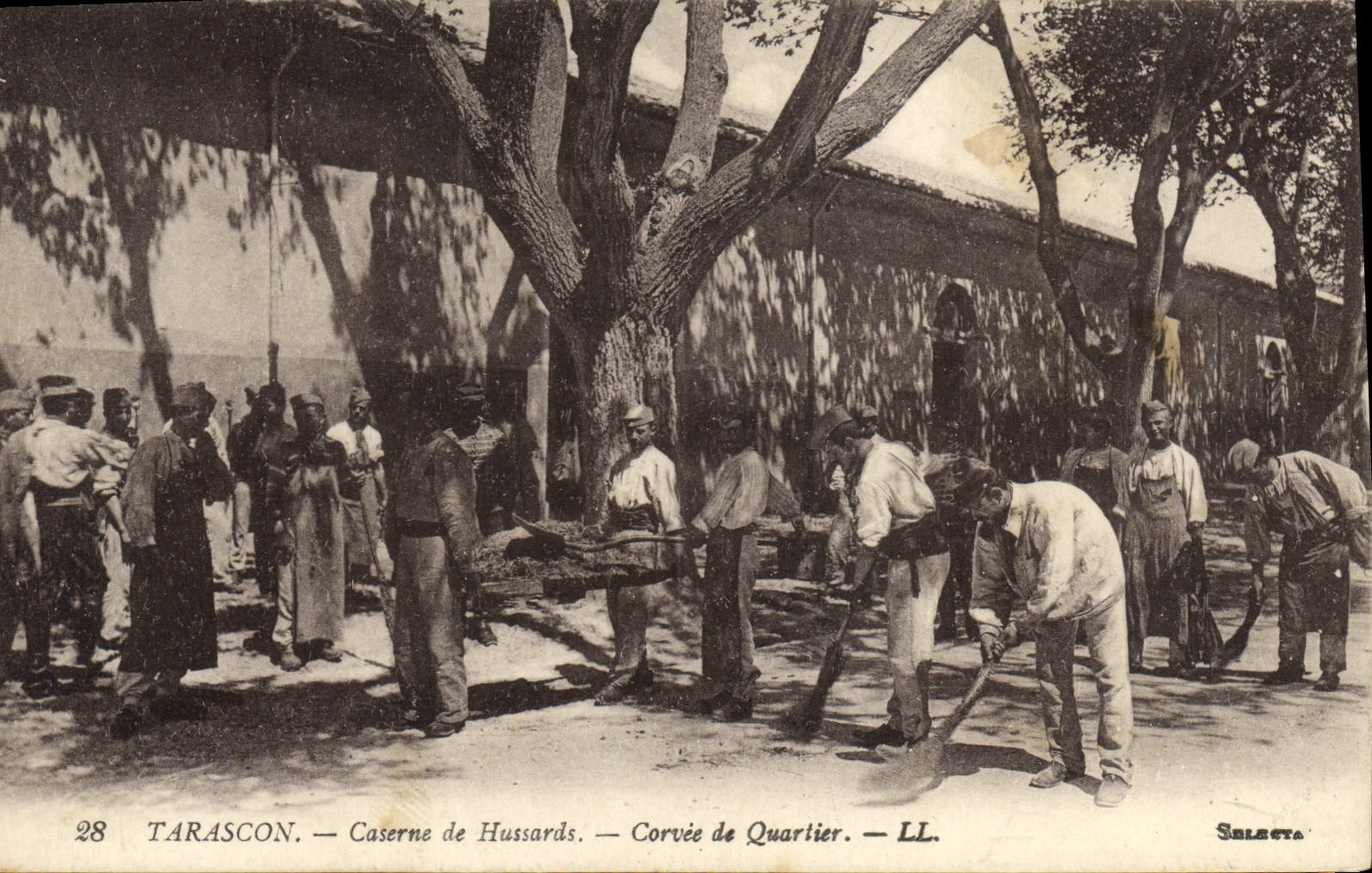 CPA Tarascon Caserne de Hussards Corvee de Quartier Militaria 