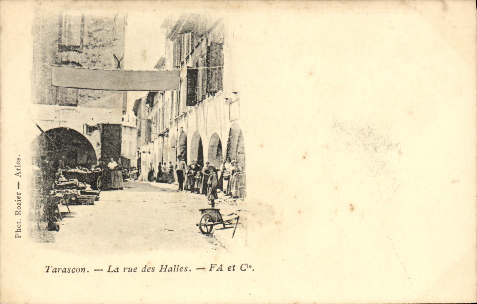 CPA Tarascon La Rue Des Halles