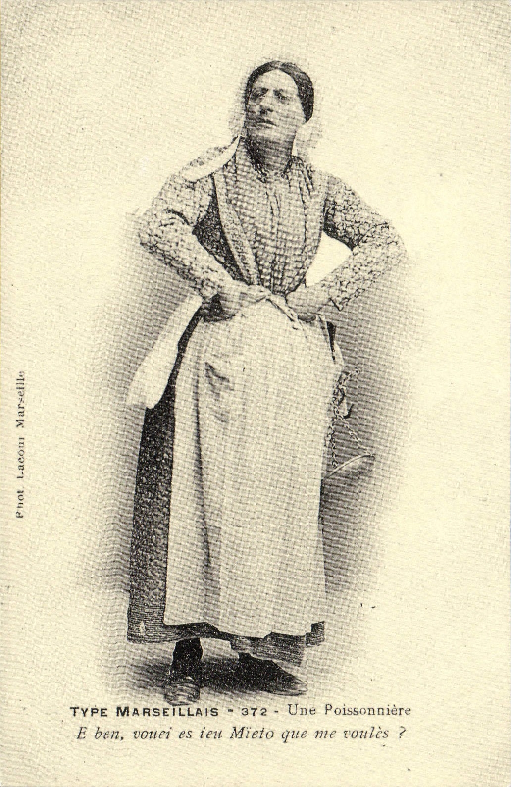 REPRO Marseille Une Poissonniere Type marseillais Folklore 