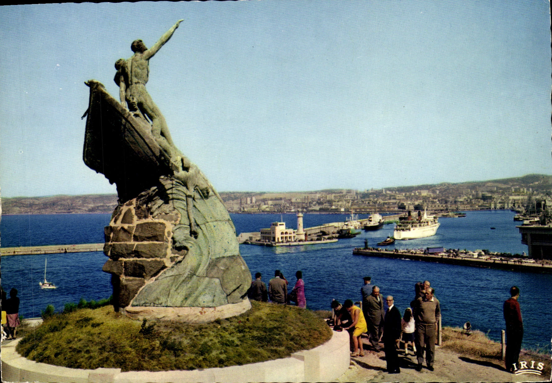 CPM Marseille Le Monument aux Morts de la Mer Bateau 
