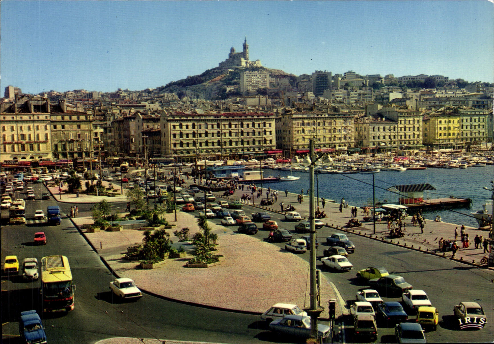 CPM Marseille Le Quai des Belges Au fond Notre Dame de la Garde