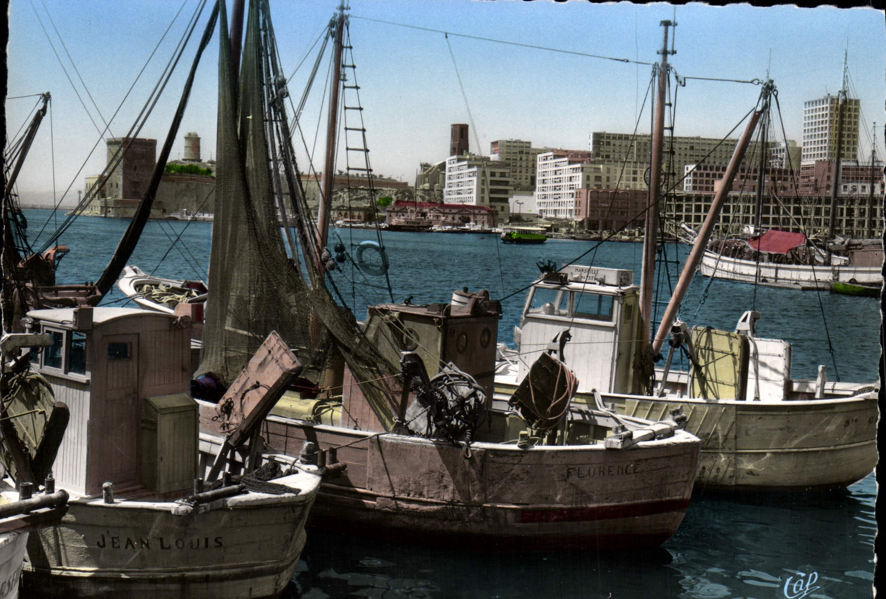 CPM Marseille L'entree du Vieux Port Bateaux