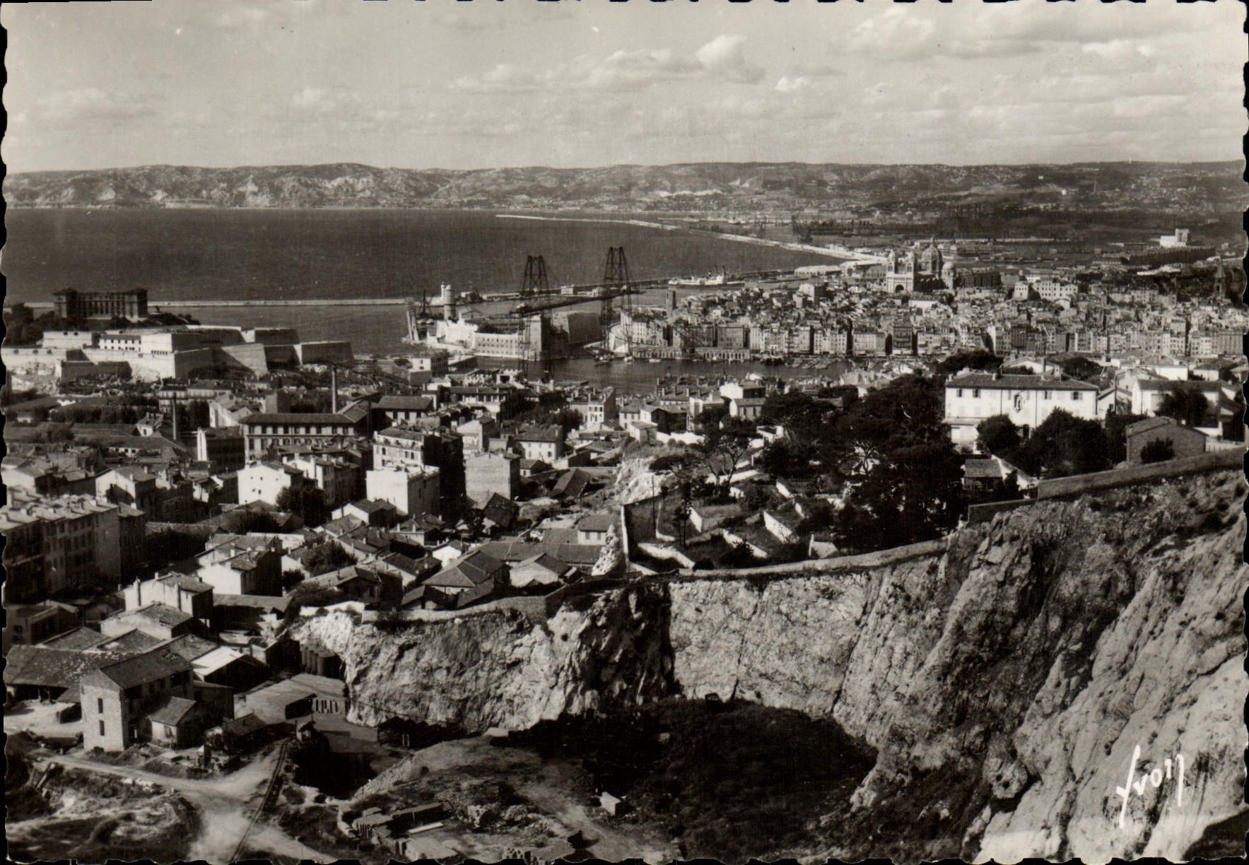 CPM Marseille Vue Generale Sur le Vieux Port et les Bassins