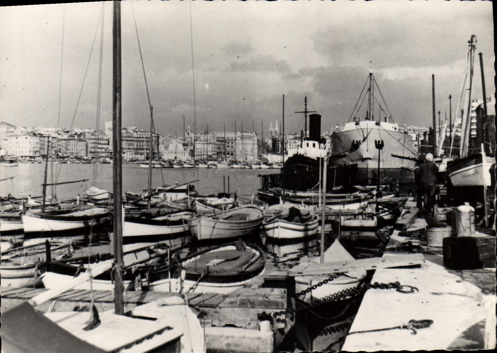 CPM Marseille Le vieux port Bateaux 