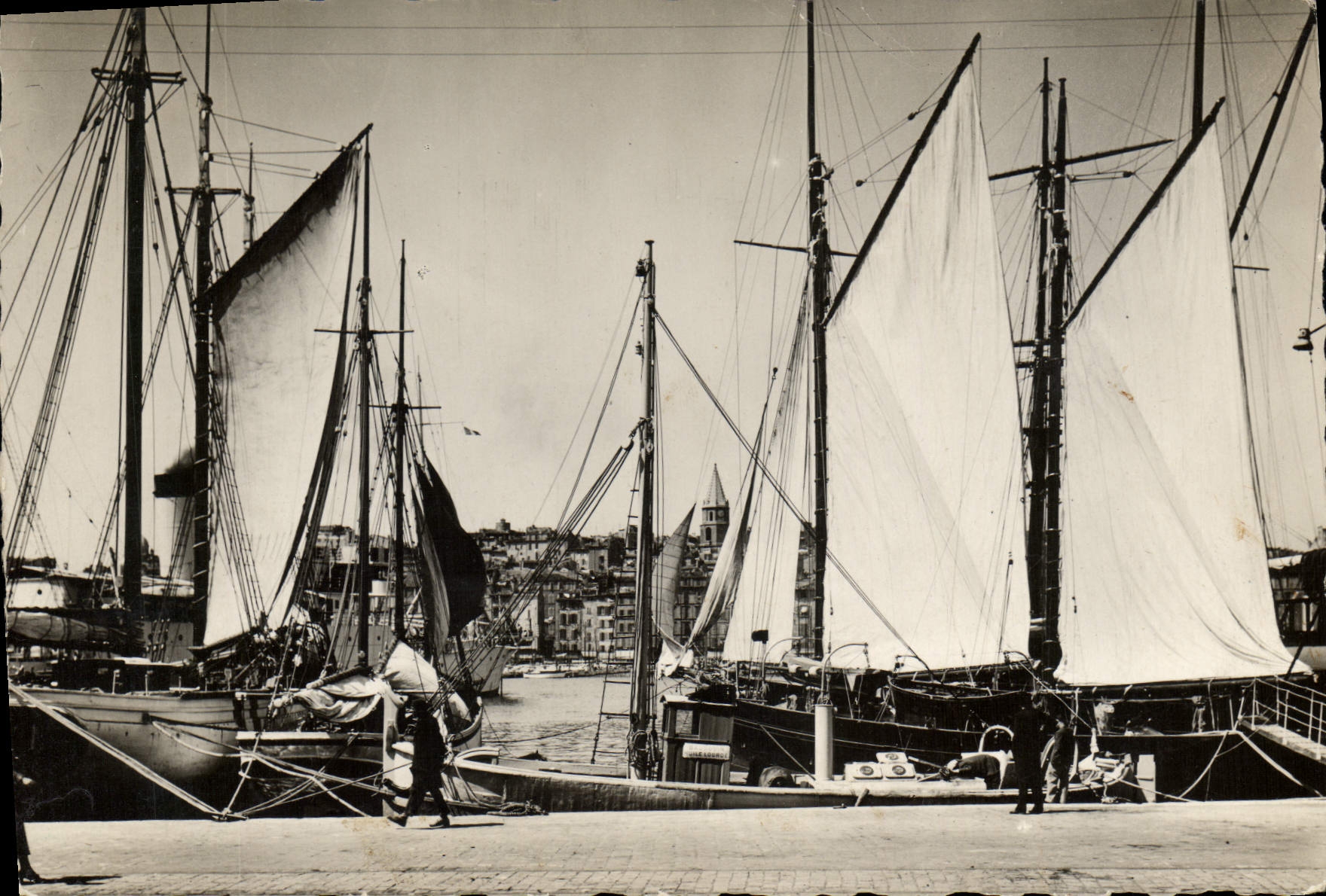 CPM Marseille Un Coin du Vieux Port et Notre Dame de la Garde Bateau