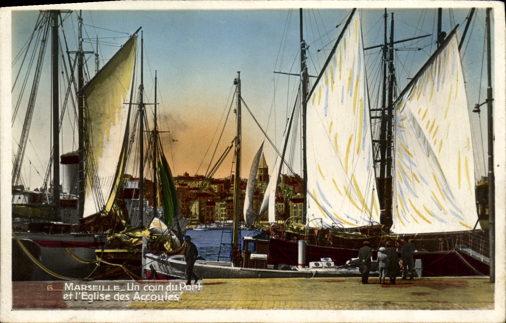 POSTAL Marsella de la VENDIMIA una esquina del puerto y la iglesia del barco de Accoules