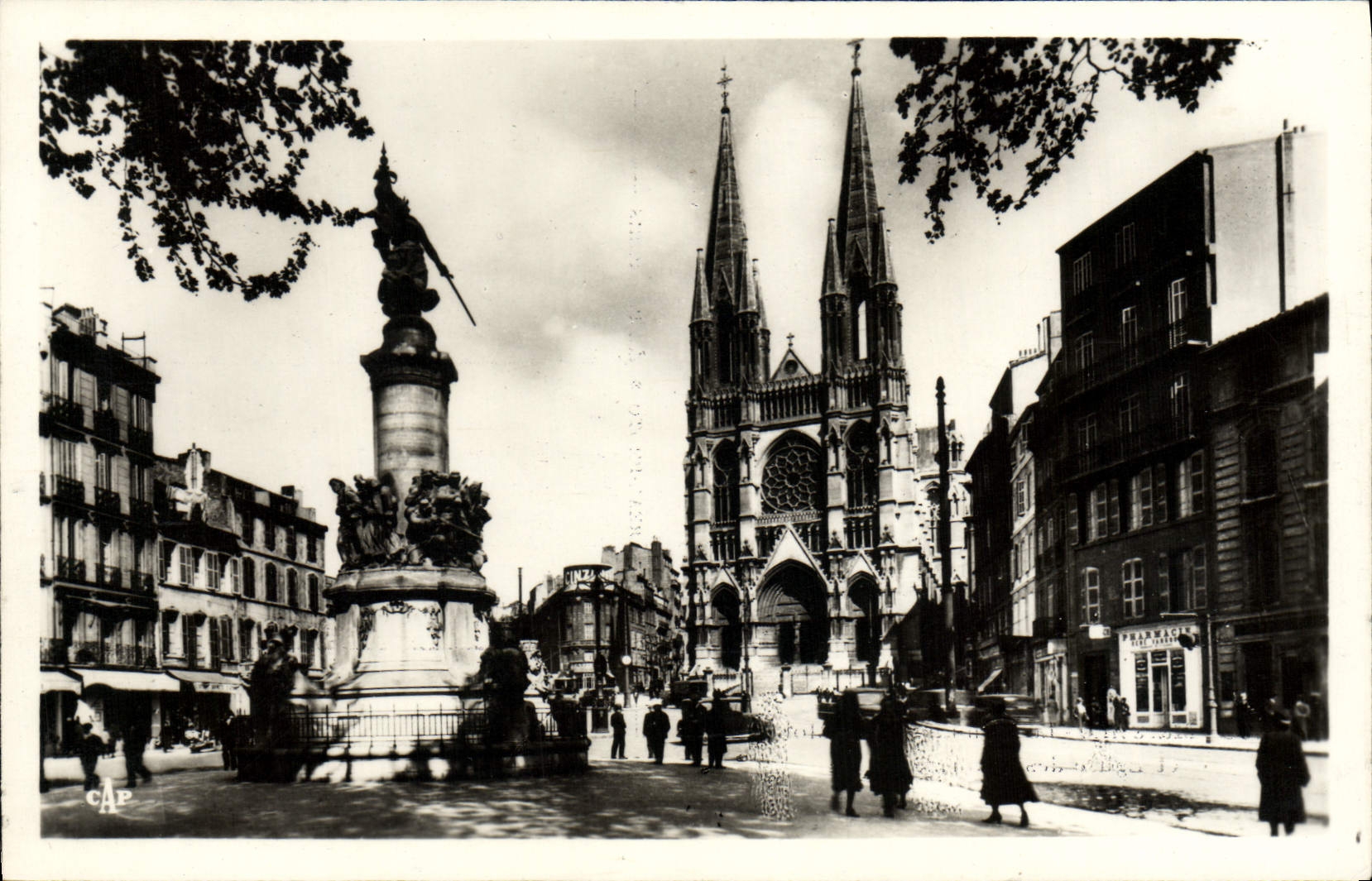 CPA Marseille Le Monument des Mobiles et Eglise des Reformes